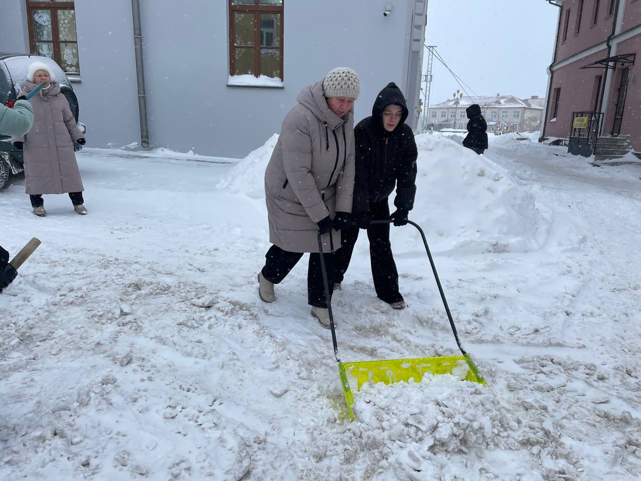 Расчистка снега превратилась в увлекательное соревнование, сплотившие сердца и объединившие усилия!