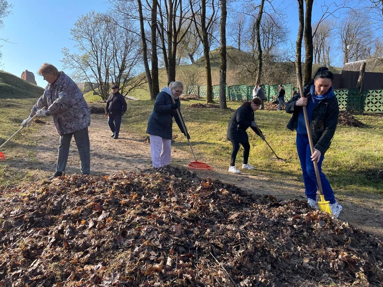 Работники учреждений культуры Новогрудского района приняли участие в  республиканском субботнике