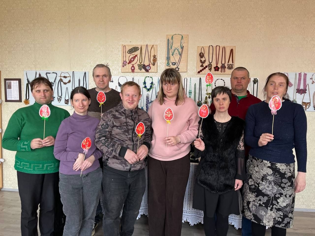 Для гостей мероприятия мастера отдела ремесел провели мастер-класс «Яйцо с инкрустацией соломкой»