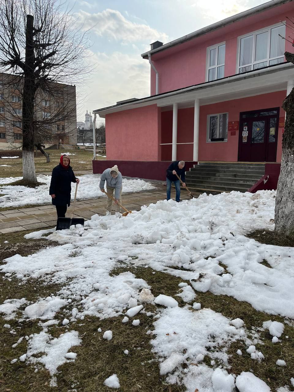 Новогрудский отдел ремесел принял участие в субботнике по наведению порядка