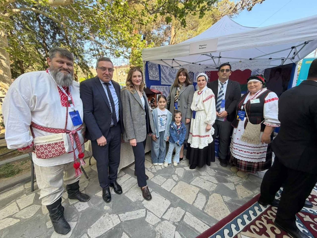 Руководитель народного коллектива мастеров современного и традиционного декоративно-прикладного искусства «Каляровая альтанка» Новогрудского районного центра культуры и народного творчества Наталья Климко продолжает знакомить посетителей международной выставки «ART-Exspo» в г.Мегри (Республика Армения) с искусством вытинанка-выбиванка