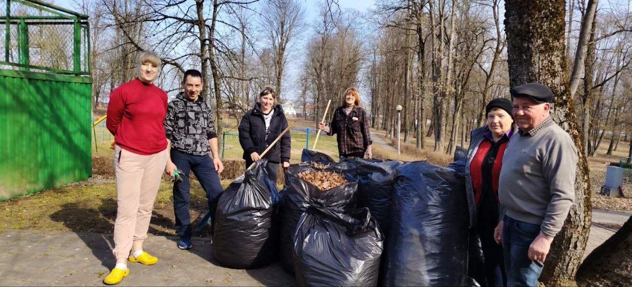 Работники Новогрудского районного центра культуры с энтузиазмом продолжают преображать окружающий мир, внося свою лепту в создание чистоты и уюта