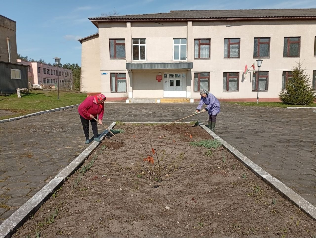 Работники учреждений культуры Новогрудского района приняли участие в республиканском субботнике