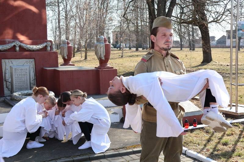МЫ ЭТО ПОМНИМ, И В ЭТОМ НАША СИЛА. В НЕГНЕВИЧАХ ОТКРЫТ ПАМЯТНЫЙ ЗНАК-СТЕЛЛА «ПАМЯТИ СОЖЖЕННЫХ ДЕРЕВЕНЬ»