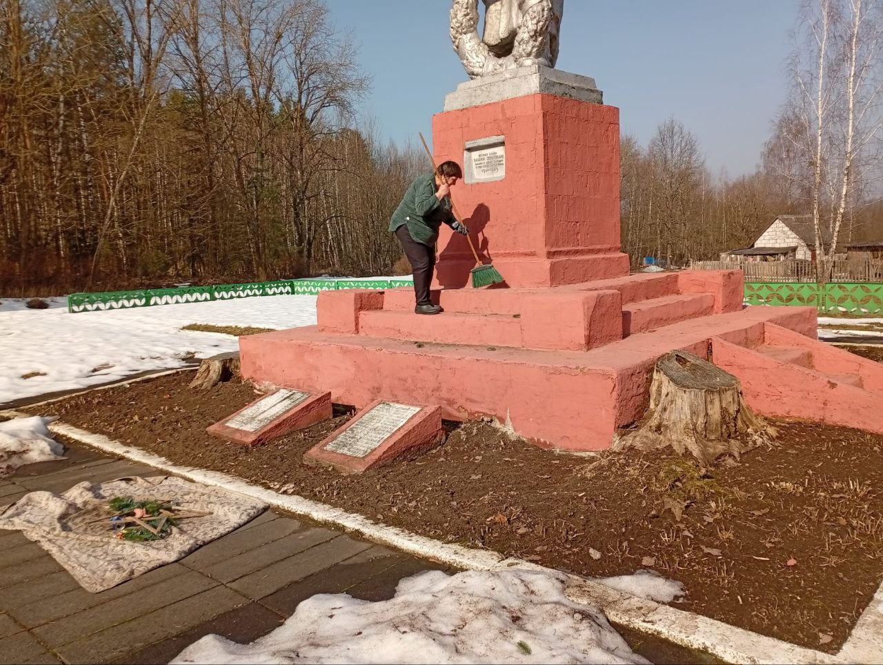 Забудьте о скучных буднях и унылых пейзажах!  Работники сельских учреждений культуры превратили приклубные территории и окрестности в настоящие оазисы красоты и чистоты