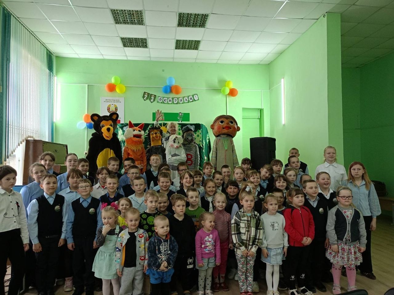 Яркие, творческие и полные энергии артисты образцового театра ростовых кукол «Щарсунок» отправились в гости к юным зрителям Вселюбской средней школы и школы №3 города Новогрудка