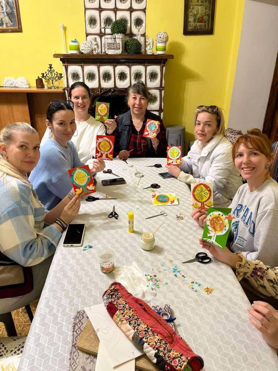 В агрогородке Вселюб, в стенах костёла Святого Казимира, состоялся вдохновляющий мастер-класс по традиционному  искусству вытинанки-выбиванки.