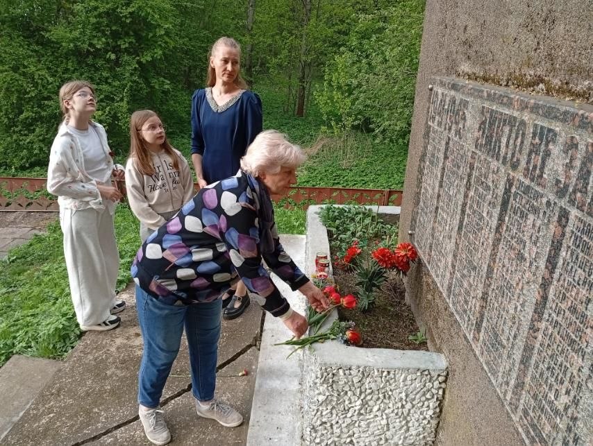 Мы помним! 💐 Творческие коллективы и участники любительских  объединений Любчанского ГДК и Вселюбского СДК присоединились к акции «Народное возложение»