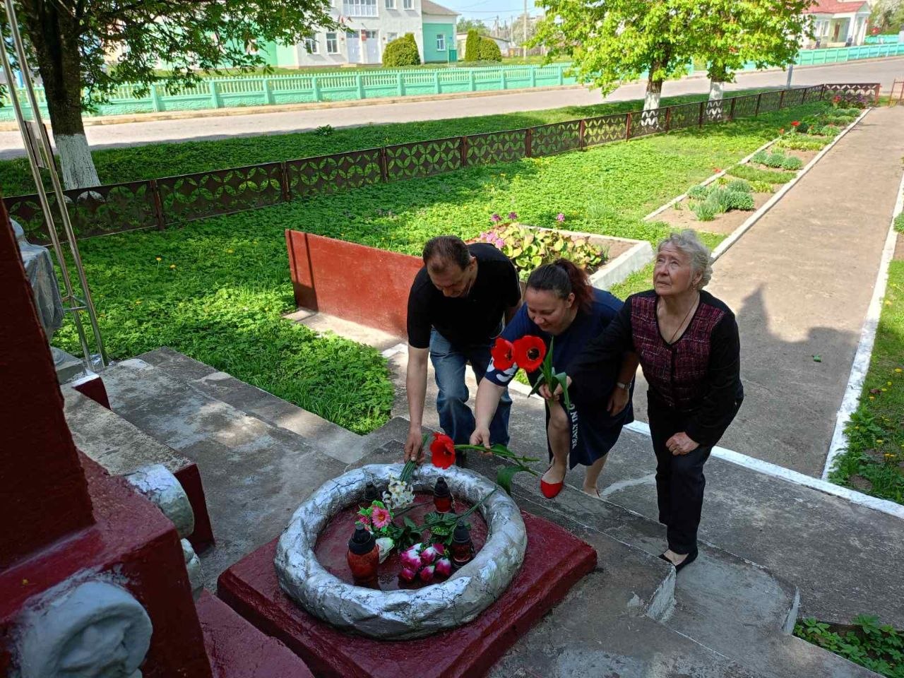 Коллективы Щорсовского СДК и Хоросицкого СДК приняли участие а патриотический акции «Народное возложение»