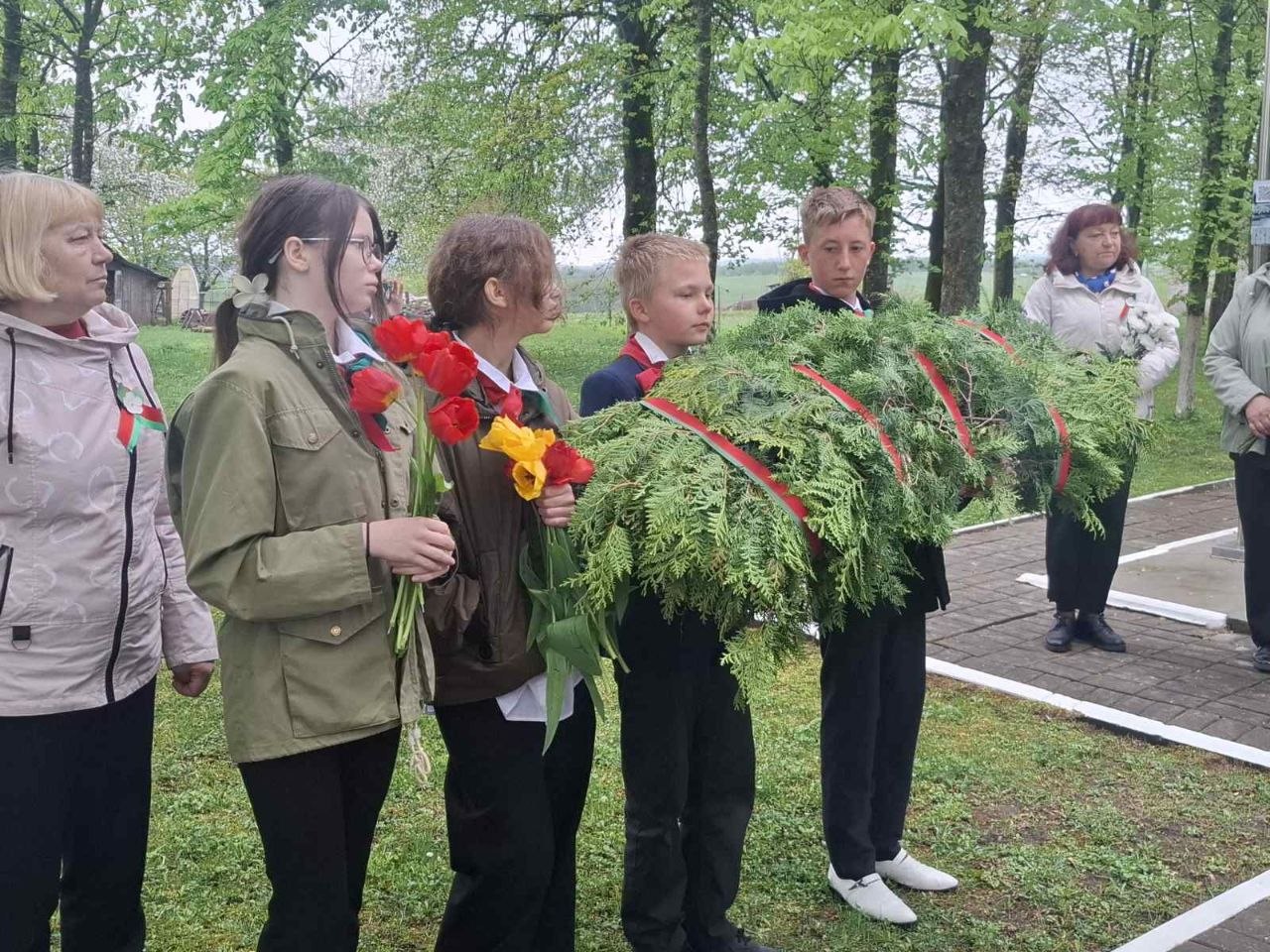 Накануне великого Дня Победы, 8 мая 2026 года, масштабная патриотическая акция «Эстафета памяти» продолжила свой путь по Новогрудскому району, оставив яркий след в агрогородках Кошелево и Негневичи