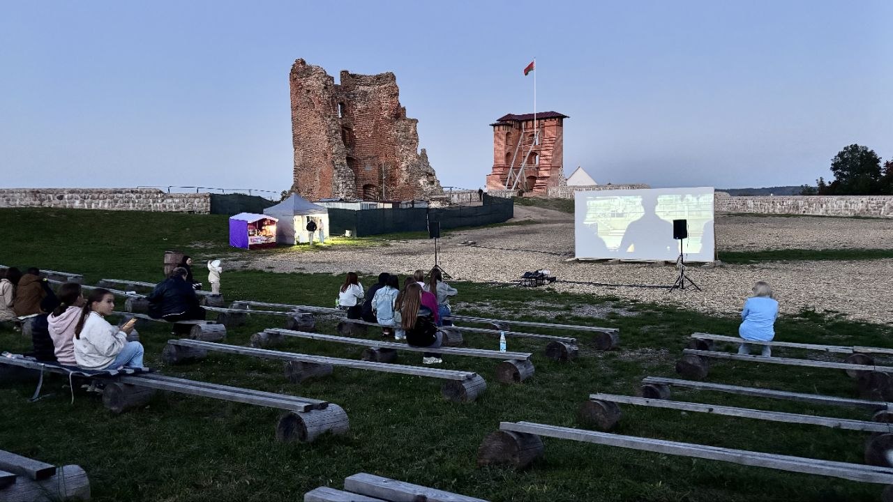 Кино под открытым небом у стен древнего замка ✨
