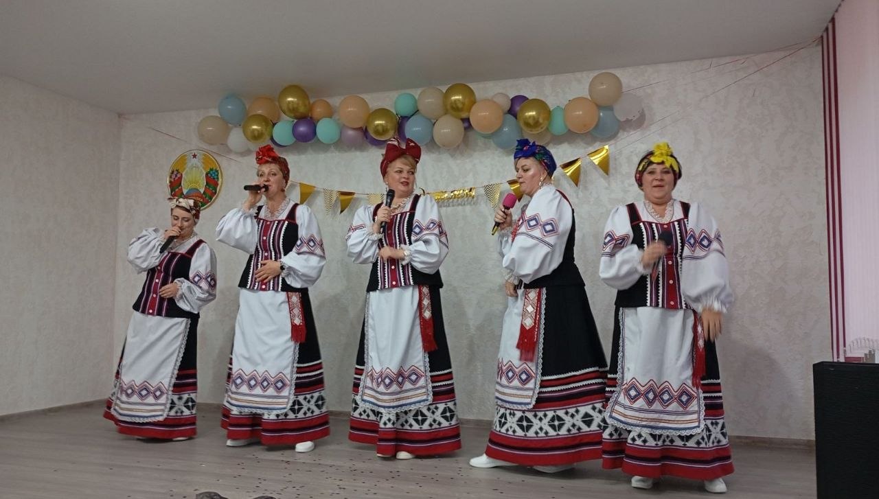 Праздничный концерт ко Дню матери подготовили участники Петревичского СДК и вокальной группы «Петревичский батальон» для работников строительно-монтажного управления