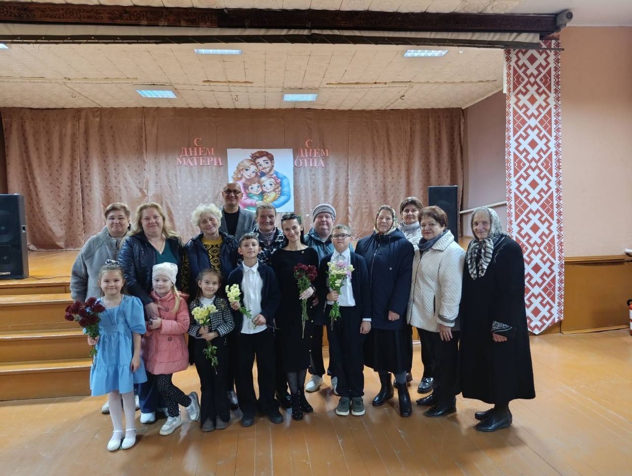Связь поколений и главные ценности семьи: в Ладеникском СДК прошел трогательный концерт, посвященный Дню матери и Дню отца!